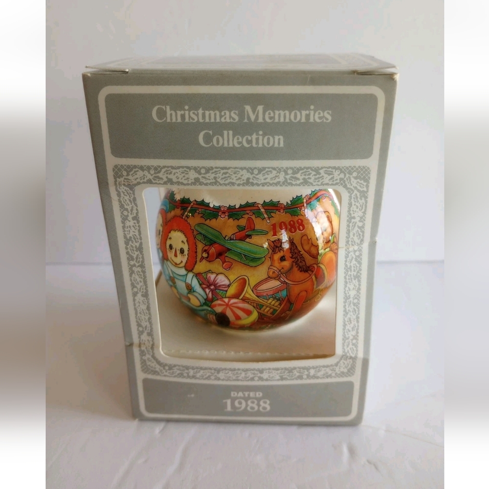 Christmas Memories Collection Raggedy Ann And Andy 1988 satin ball